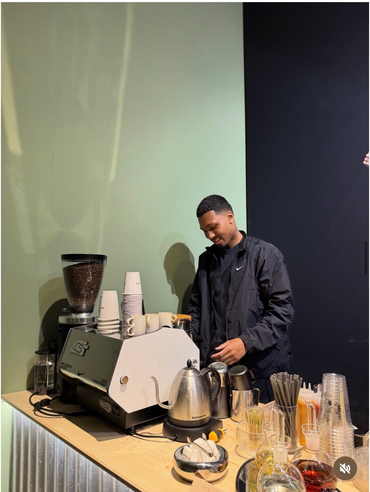 Barista KONI LAB derrière le bar inox